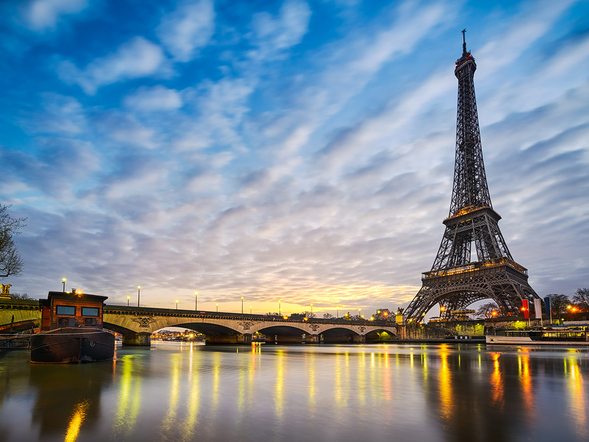 die-champs-elysee-im-lichtermeer-eiffel-tower-77498982.jpg